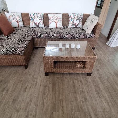 Whispering Palms - Absolute Beachfront Villas 포트빌라 외부 사진