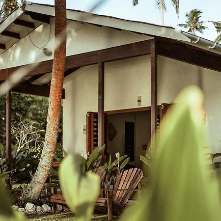 Whispering Palms - Absolute Beachfront Villas 포트빌라 외부 사진