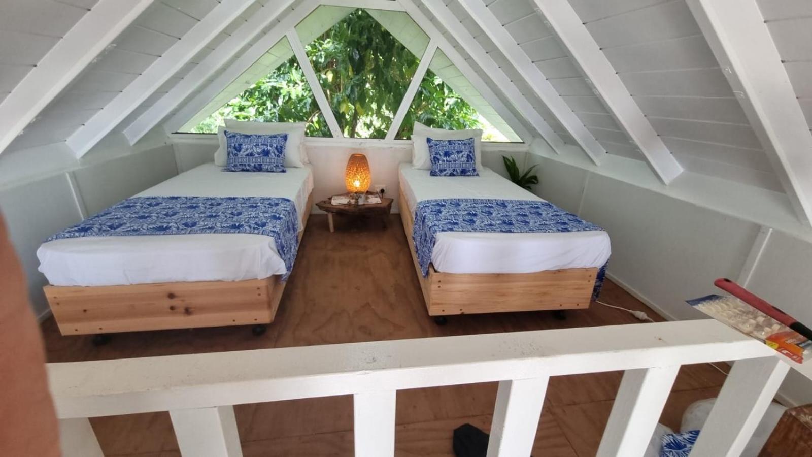 Whispering Palms - Absolute Beachfront Villas 포트빌라 외부 사진