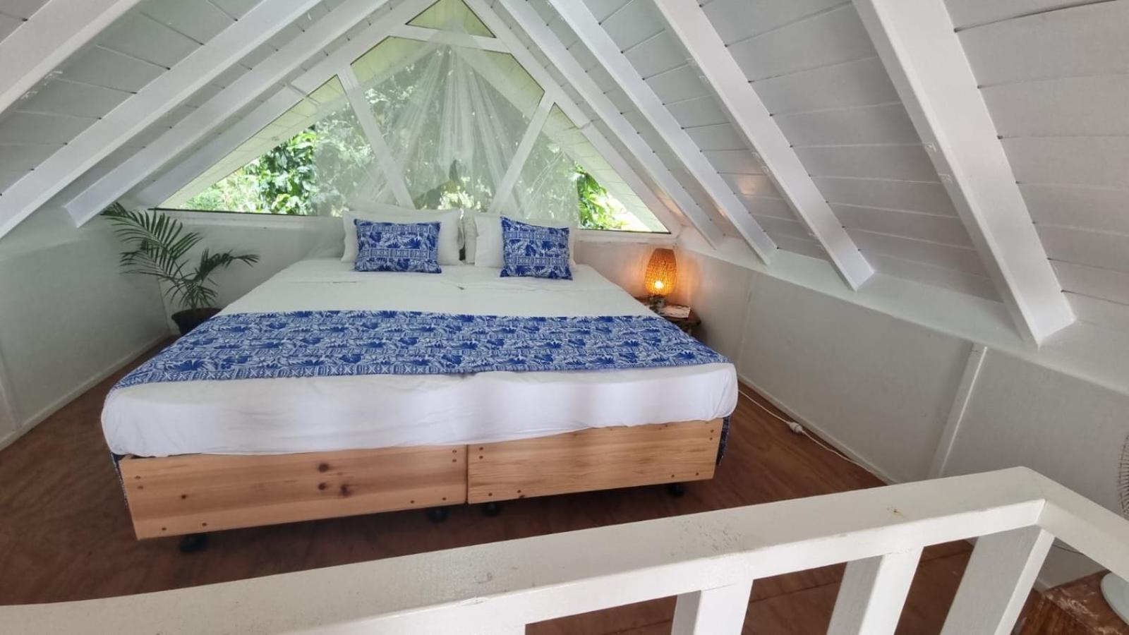 Whispering Palms - Absolute Beachfront Villas 포트빌라 외부 사진